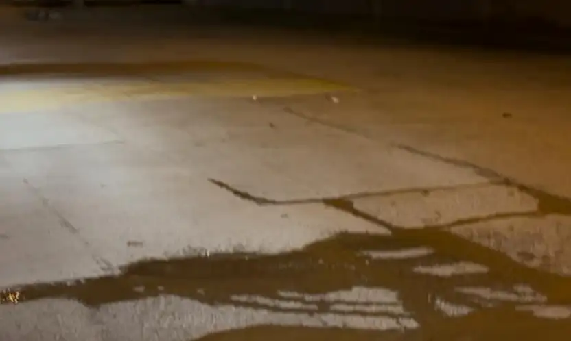 HÜRRİYET MAHALLESİ'NDE SU HATTI PATLADI, YOLDA SU FIŞKIRIYOR