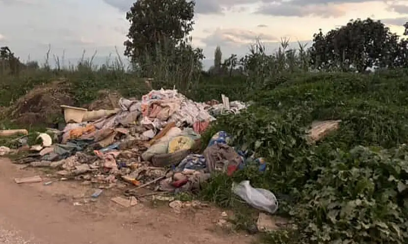HÜRRİYET MAHALLESİ'NDE YOL ÇÖPLÜĞE DÖNDÜ VATANDAŞLAR TEPKİLİ: 'BELEDİYE MÜDAHALE ETMİYOR'