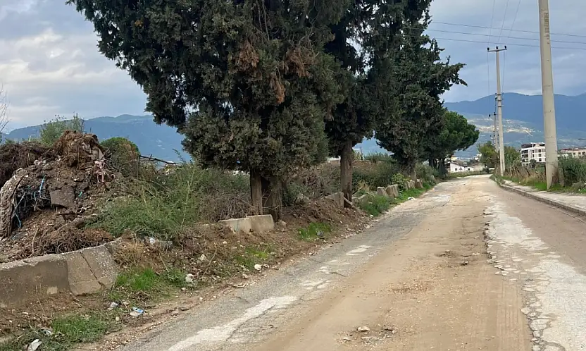İki Yıldır Bakımsız Yol Vatandaşı Zorluyor