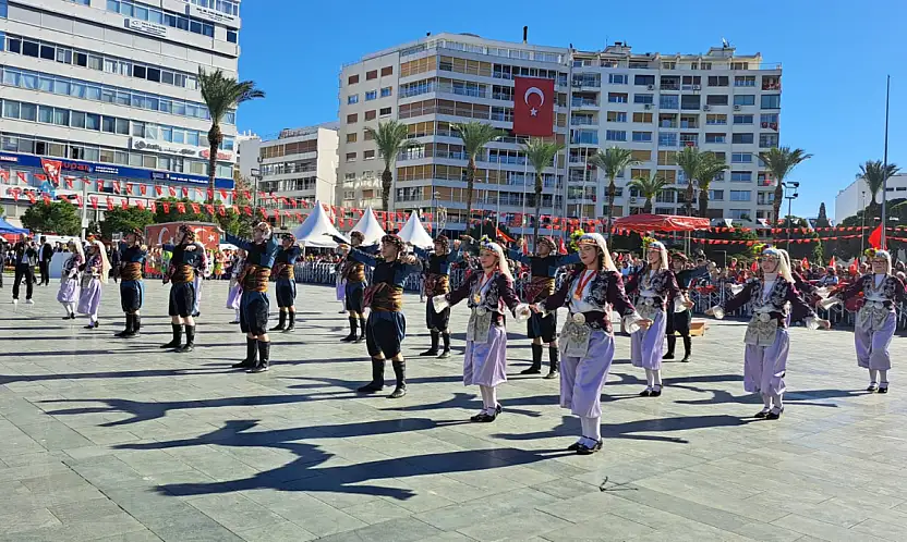 İzmir'de 29 Ekim Cumhuriyet Bayramı Coşkuyla Kutlandı