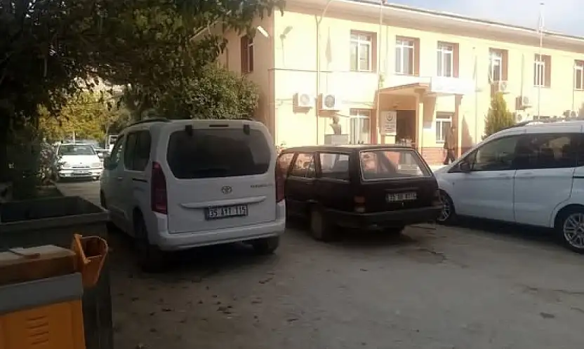 Kiraz Aile Sağlığı Merkezi'nin Girişi Araçlar Tarafından Kapatıldı