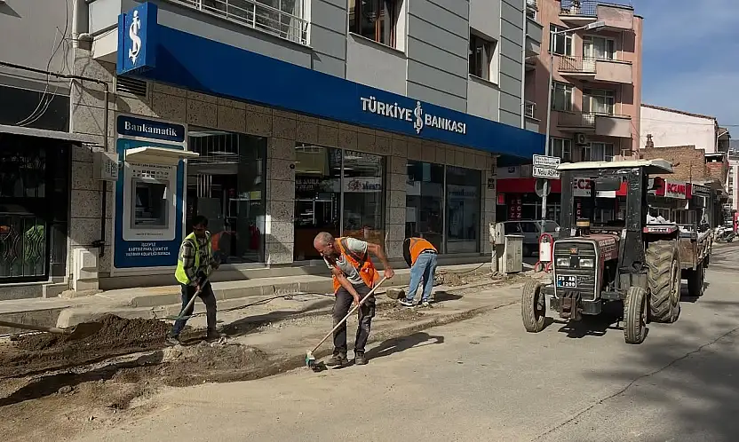 Kiraz Belediyesi'nden Cumhuriyet Mahallesi'nde Asfalt Yama Çalışması