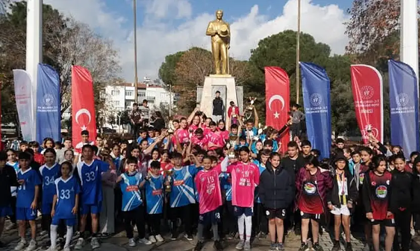 KİRAZ'DA ATATÜRK ANISINA KIR KOŞUSU