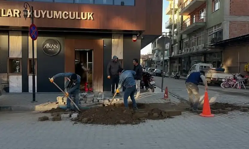 KİRAZ'DA CADDELERDE TAMİR ÇALIŞMASI