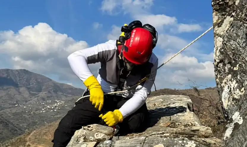 KÖYÜ TEHDİT EDEN KAYAYA TİRE BELEDİYESİ'NDEN MÜDAHALE