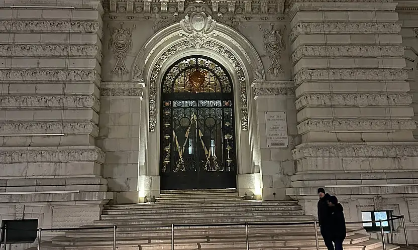 MONAKO PRENSLİĞİ'NİN TARİHİ SEMBOLÜ: PRENS SARAYI GECE IŞIKLARI ALTINDA