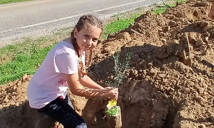 Ödemiş Diyanet Gençlik, Üzümlü Mahallesi'nde Ağaç Dikim Kampanyasına Katıldı