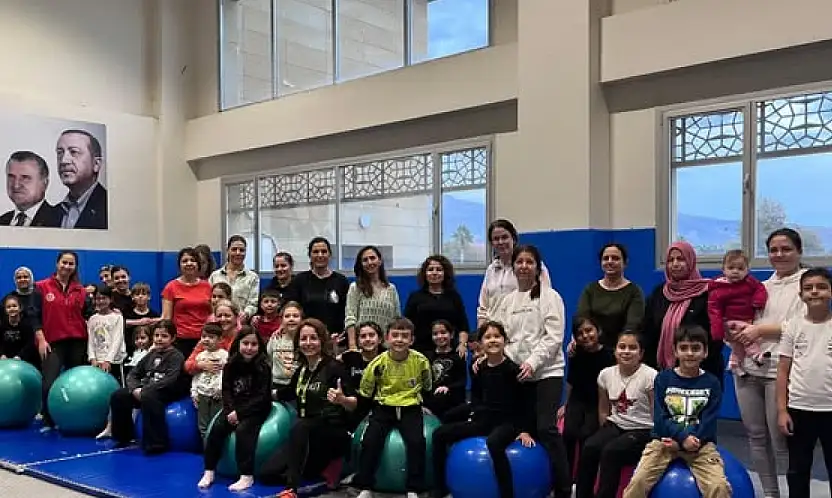 Ödemiş Gençlik Merkezi'nde 'Aile Yılı' kapsamında anneler ve çocuklar için zumba etkinliği