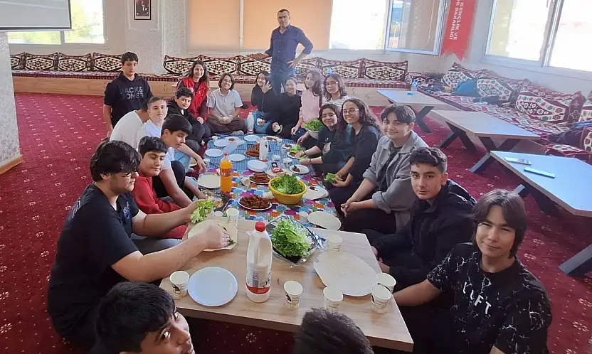 Ödemiş Gençlik Merkezi'nde Çiğ Köfte Etkinliği Düzenlendi