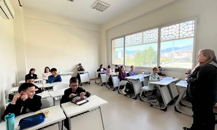 Ödemiş Gençlik Merkezi'nde İngilizce Eğitimi Büyük İlgi Görüyor