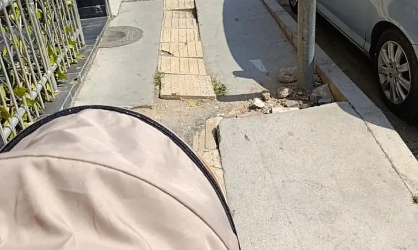 ÖDEMİŞ'TE BEBEK ARABALARI KALDIRIMLARDA İLERLEYEMİYOR