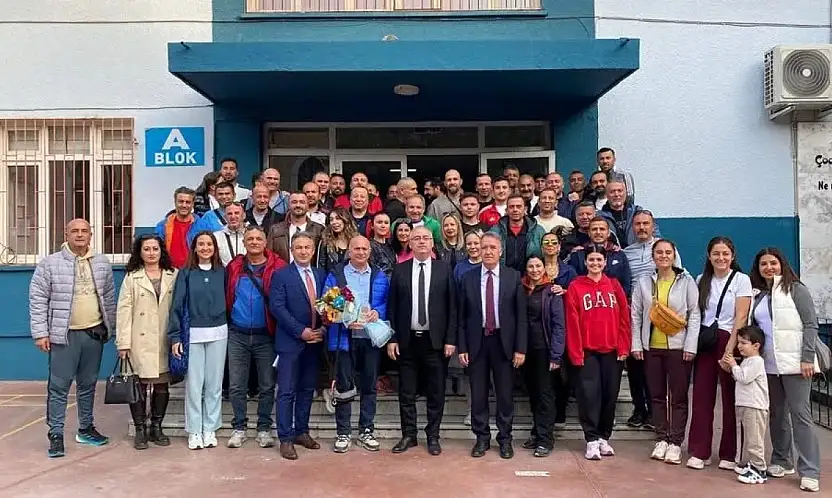 Ödemiş'te Beden Eğitimi Öğretmenleri Bir Araya Geldi, Emekli Öğretmen Hayati Gezgen Onurlandırıldı