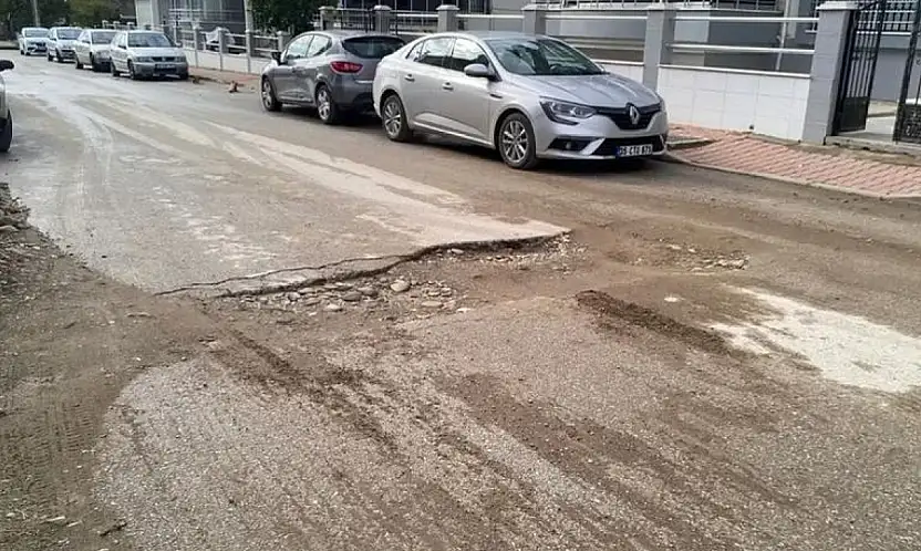 ÖDEMİŞ'TE BOZUK YOL TEPKİ ÇEKTİ: SÜRÜCÜLER ZORLANIYOR