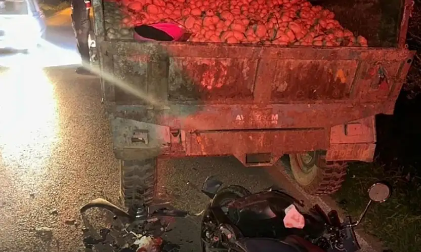 ÖDEMİŞ'TE TRAKTÖR RÖMORKUNA ÇARPAN MOTOSİKLET SÜRÜCÜSÜ AĞIR YARALANDI