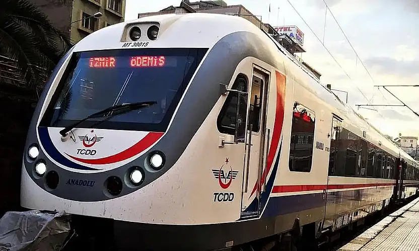 Ödemiş Treni Çatal Mevkiinde Arızalandı: Yolcular Saatlerce Bekledi