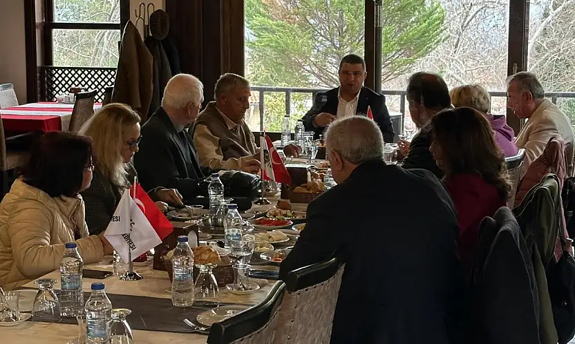 Okuroğlu edebiyatçılarla buluştu