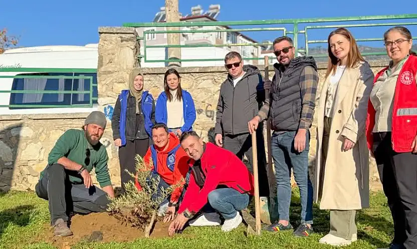SEYYAH ÖMER VE GEZGİN NECİP BAYINDIR'DA FİDAN DİKTİ GENÇLİK MERKEZİ DESTEK VERDİ