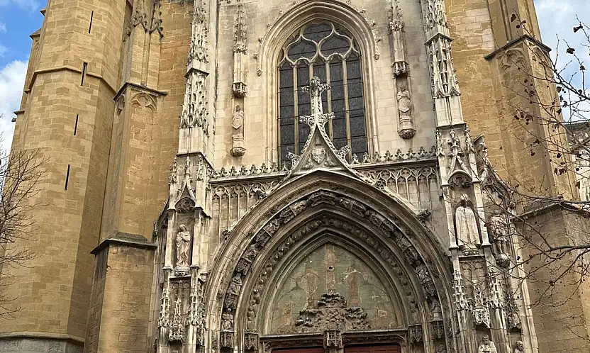 TAŞTA YAZILI ZAMAN:AİX-EN-PROVENCE'TA SAİND- SAUVEUR KATEDRALİ