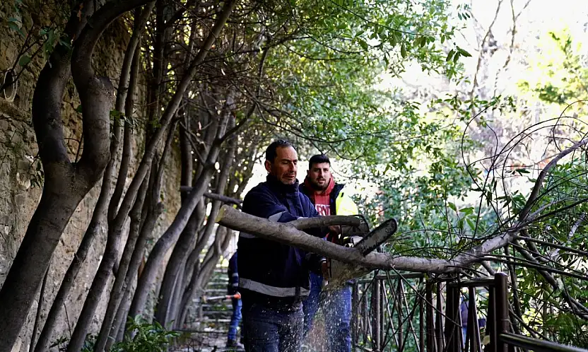 TİRE BELEDİYESİ FIRTINAYA RAĞMEN SAHADA