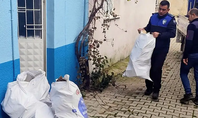 Tire Belediyesi'nden Soğuk Kış Günlerinde Odun Desteği
