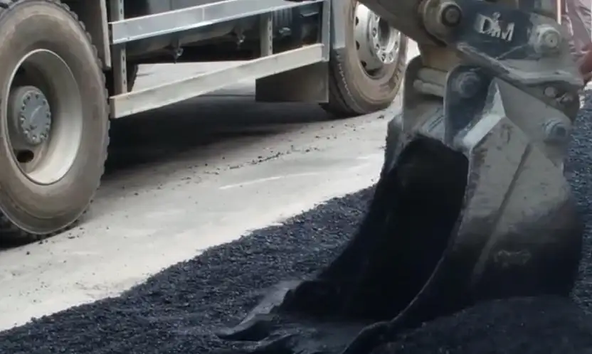 Tire'de Atatürk Caddesi'nde Asfalt Yama Çalışması