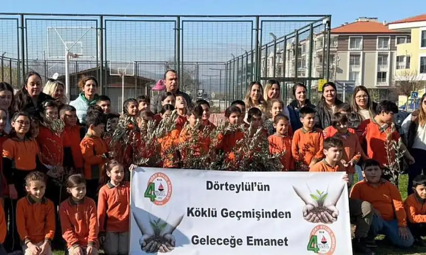 TİRE'DE ÖĞRENCİLER GELECEK İÇİN ZEYTİN FİDANI DİKTİ