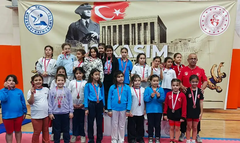 Tireli Güreşçiler Kuşadası'ndan Madalyalarla Döndü!